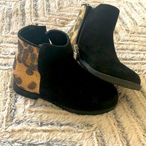 Like new Kenneth Cole Leopard Black boots